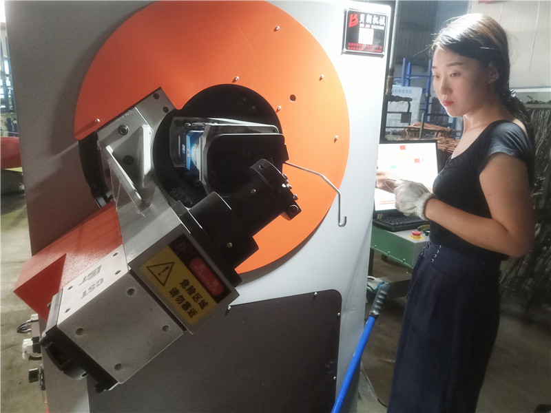 貝朗全自動(dòng)數(shù)控折彎?rùn)C(jī)女同志也能調(diào)試，你知道嗎？